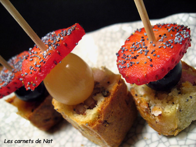 Brochettes de mini-cakes, noix, lardons et roquefort…-4